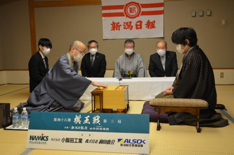 糸谷哲郎八段（写真右／日本将棋連盟提供）