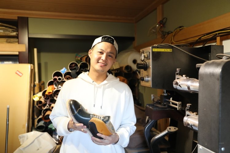 花田優一氏は笑顔で製作中の靴を見せてくれた