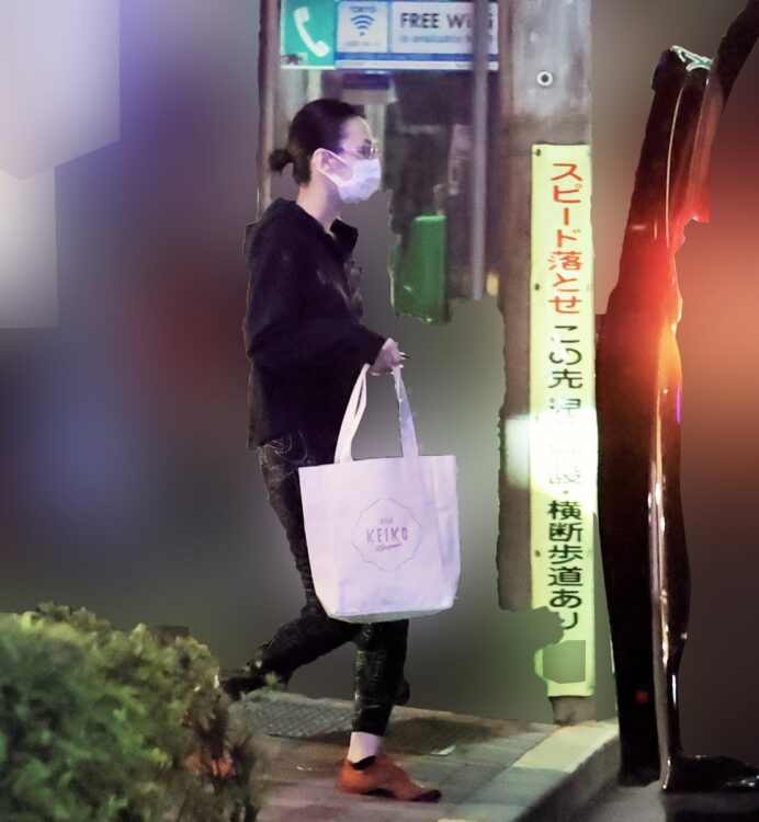 フットワークの軽そうな靴を履いた足元がかなりスポーティ