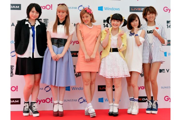 卒業生太刀の進路はさまざま（Berryz工房。2014年撮影、時事通信フォト）