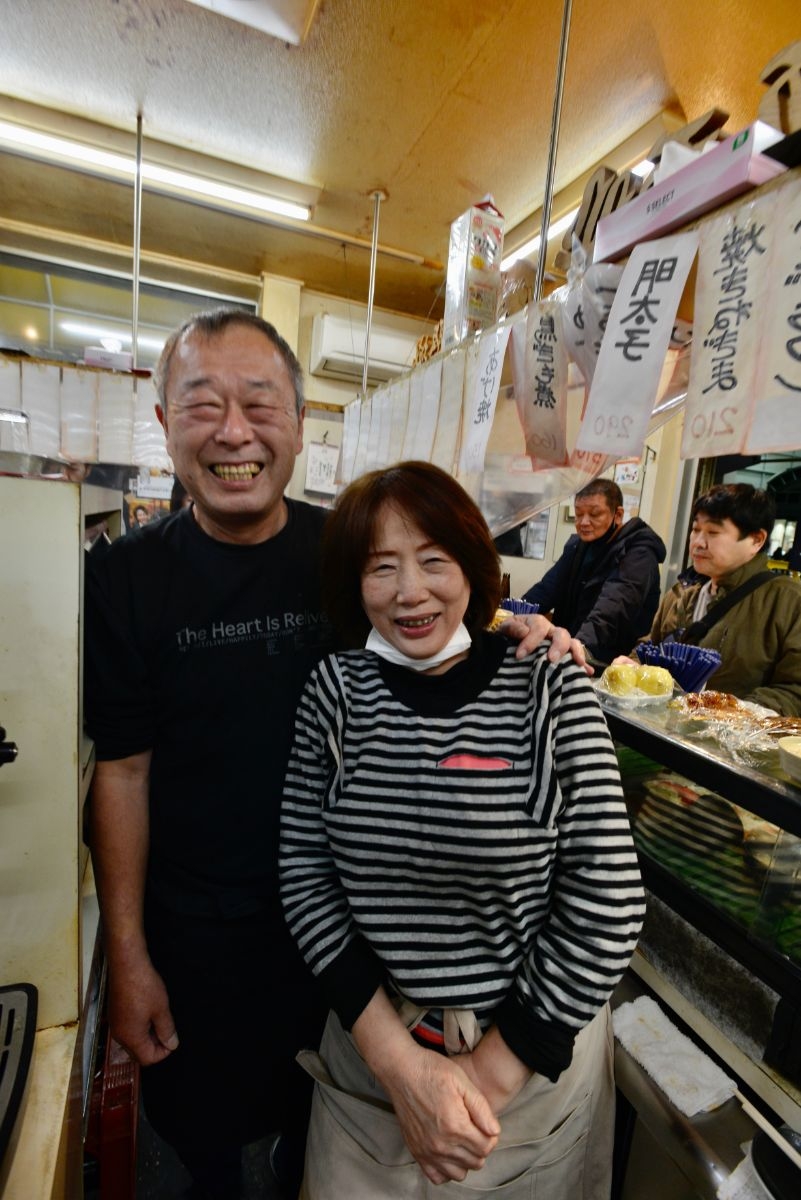 3代目店主の樋崎和雄さんと妻の加代さんが夫婦で店に立つ