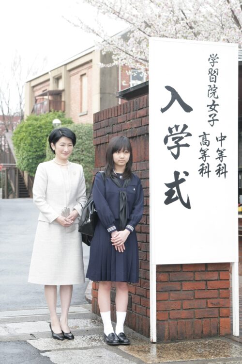 入学式、母娘でご一緒に（撮影／JMPA）