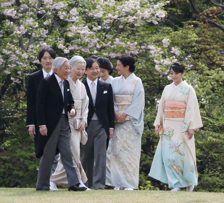 上皇陛下から眞子さままでが揃われた2017年4月の園遊会（時事通信フォト）