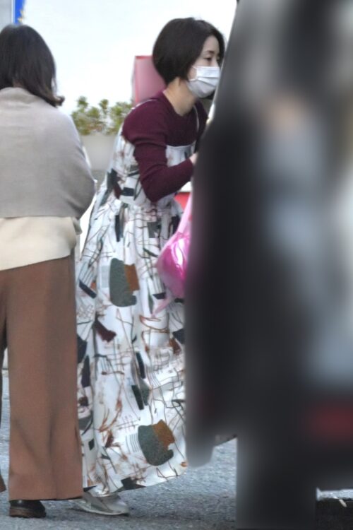 アートな柄のワンピースが目を惹く