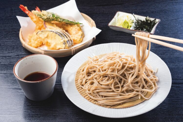 手打そば さくらぎ(仙北市角館町川原町20-6)。ざるそば(十割)870円※漬け物・小鉢付き、天ぷら盛り合わせ650円
