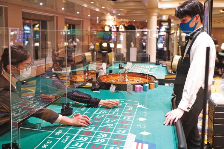 カジノコーナーのテーブルゲームやスロットマシーンでは、ひとりひとりの席がアクリル板で仕切られている。利用できる座席数も減らしている(※注/飛鳥Ⅱは日本籍船のため、金銭を賭けることやチップを景品と交換することはできない)