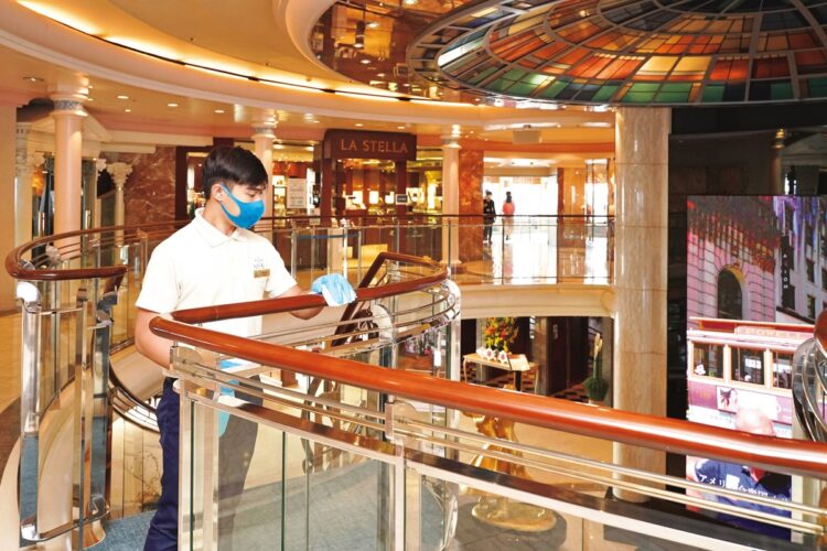 船内やデッキの手すり、各施設のドアノブ、パブリックトイレなど共同利用場所では、アルコールによる消毒が頻繁に行なわれている