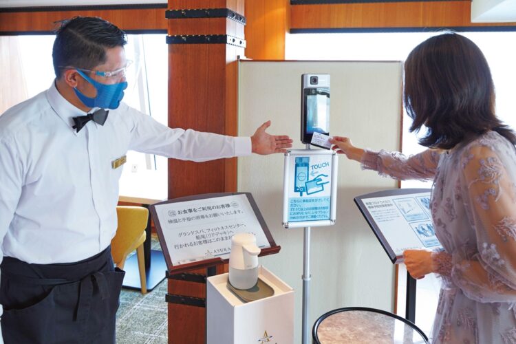 レストラン、ショップなどあらゆる施設の入口に設置されている非接触型の検温機器に乗船証をタッチし、検温と手指消毒をすることが入場前に義務付けられている