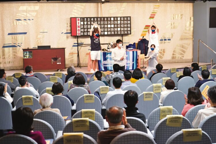 ビンゴ大会などのイベントや映画上映の会場となる「ハリウッドシアター」。1席ごとに座席を使用不可にし、客同士の間隔を広くとっている