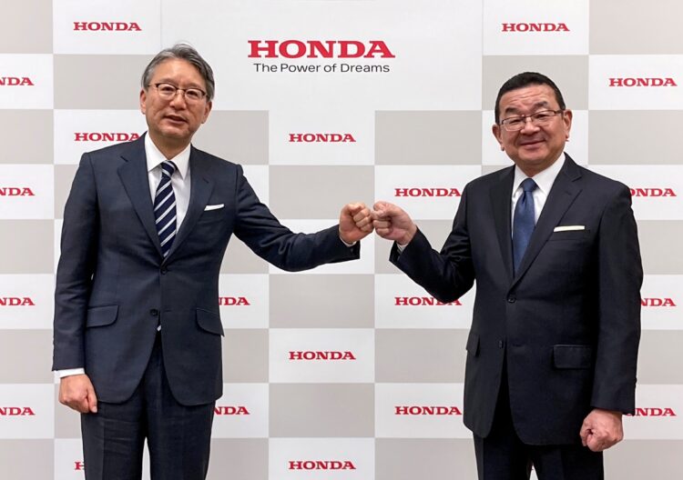 新生ホンダは成功するか（左から三部氏、八郷氏。写真／共同通信社）