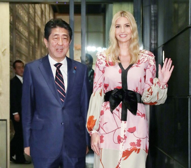 安倍氏の訪米時にも鮮やかなドレスでお出迎え（時事）