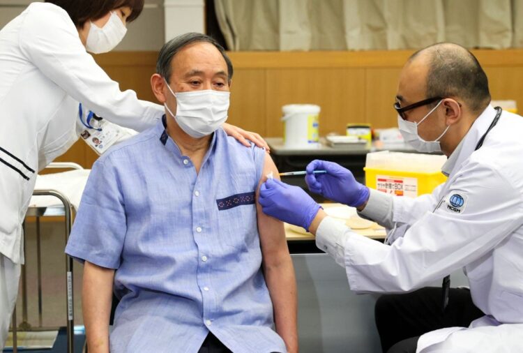 訪米に向けてワクチン接種した菅首相（時事）