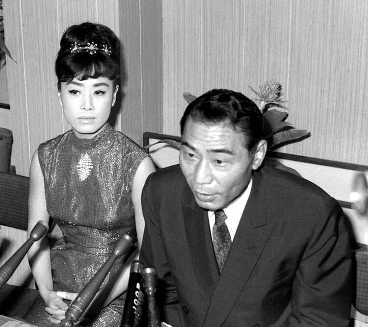 美空ひばりの離婚会見に田岡組長が同席した（昭和39年、写真／共同通信社）