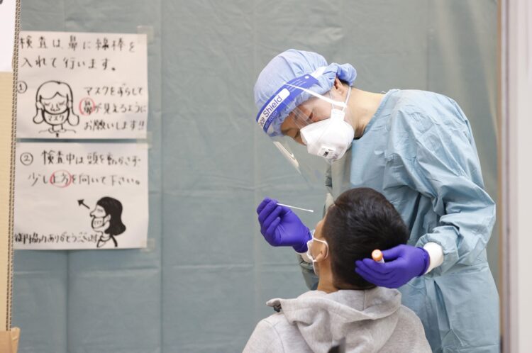 PCR検査の様子（写真／共同通信社）