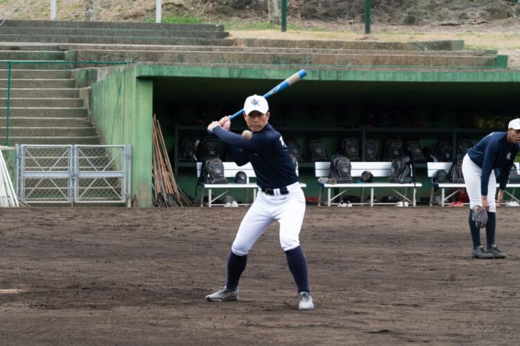 ノックする清水監督