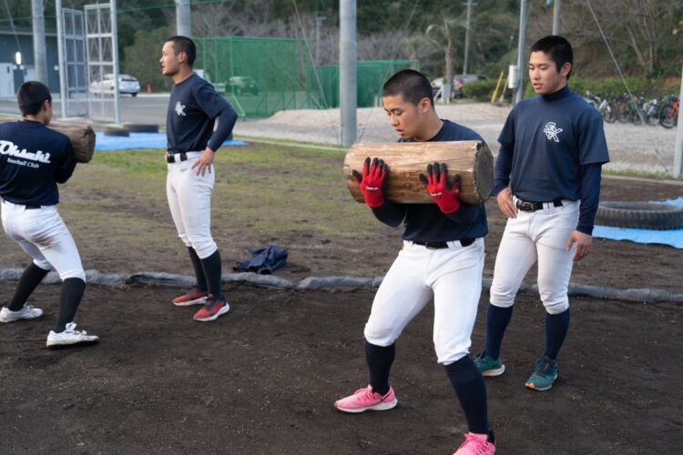 丸太を抱えての厳しいトレーニングを行う