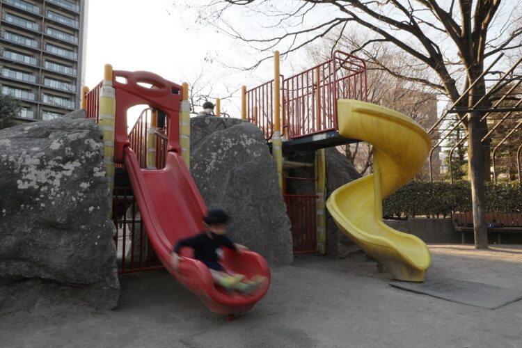 公園の遊具で遊ぶ子どもたち。本来なら、このように子供たちが駆け回るのが当たり前なのだが（イメージ、時事通信フォト）