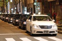 2020年春、新型コロナウイルス感染拡大の影響で閑散とした歓楽街では客待ちのタクシーが行列を作っていた(時事通信フォト)