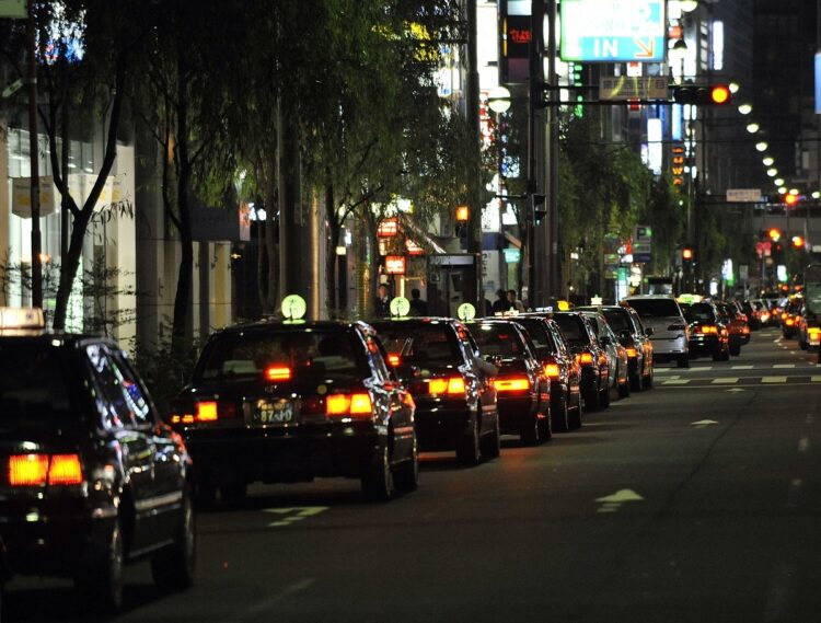 コロナ以前は、深夜、銀座の通りには客待ちするタクシーの行列が恒例だった（イメージ、時事通信フォト）