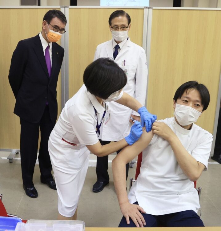 河野太郎・ワクチン担当相は、どんな気持ちで接種を視察したのか（時事）