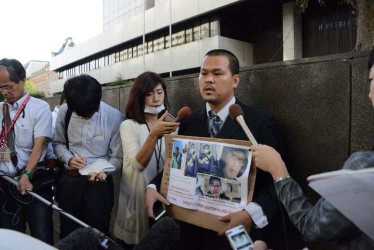 東京高等裁判所で控訴審初公判が開かれた2019年9月26日、ハオさんは澁谷被告の写真を掲げてメディアの取材に応じた。
