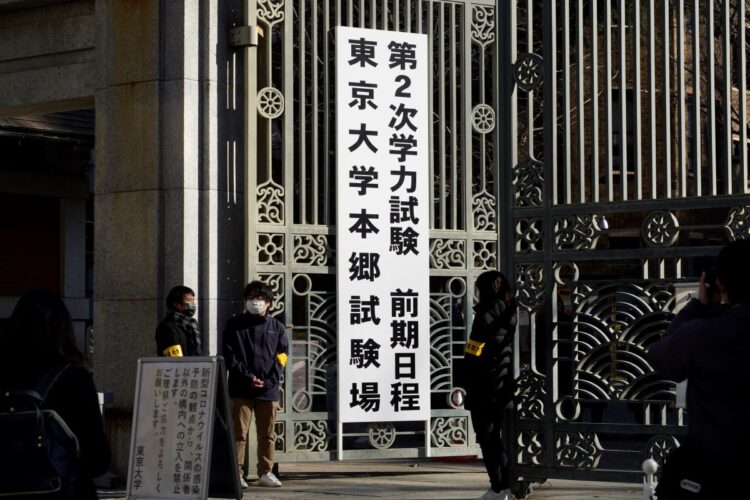 コロナ禍で行われた東大入試（時事通信フォト）