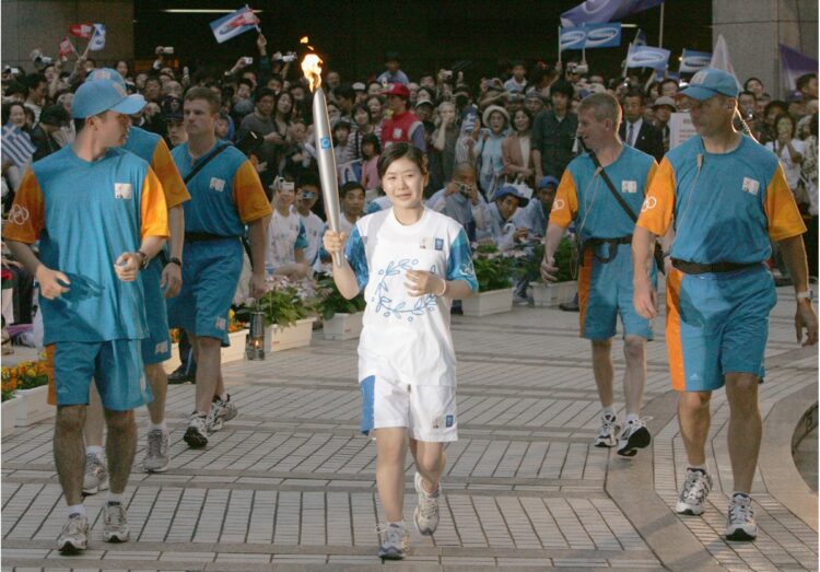 アテネ五輪の際、都庁へと聖火を運んだ福原（写真／共同通信社）