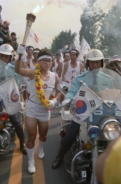 組織委会長になった橋本聖子も走った（写真／AFLO）