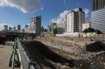 報道公開された高輪築堤(時事通信フォト)