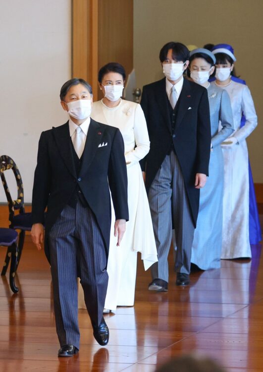 「松の間」へと入られる両陛下や皇族方。秋篠宮ご一家は、ブルー系のドレスで統一感を演出された(写真/共同通信社)