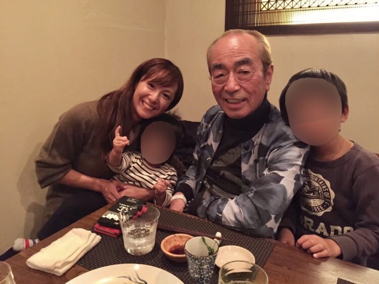 行きつけの和食店で、星野さん一家との食事を楽しんだ志村さん。左端が星野さん（2016年12月）