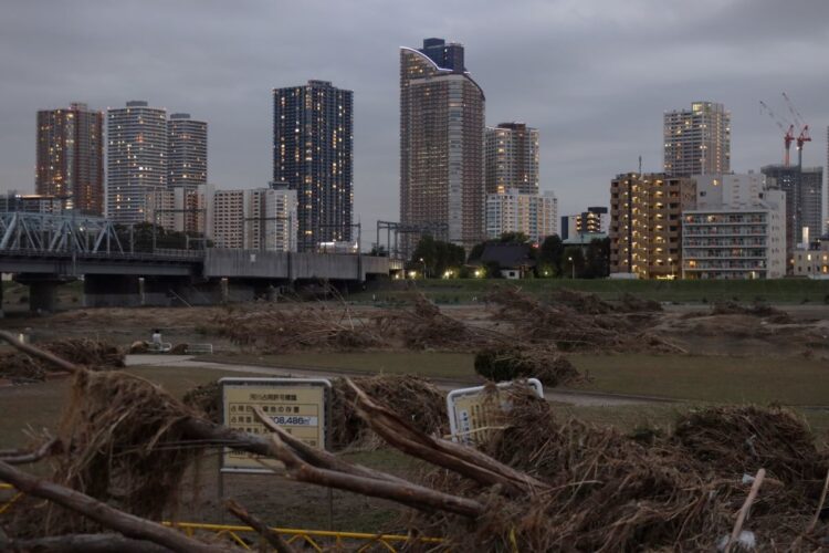 2019年10月の台風で浸水被害に見舞われた武蔵小杉のタワマン群（時事通信フォト）