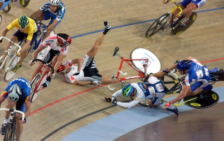 自転車競技では激しく転倒する可能性も（写真／AFP＝時事）