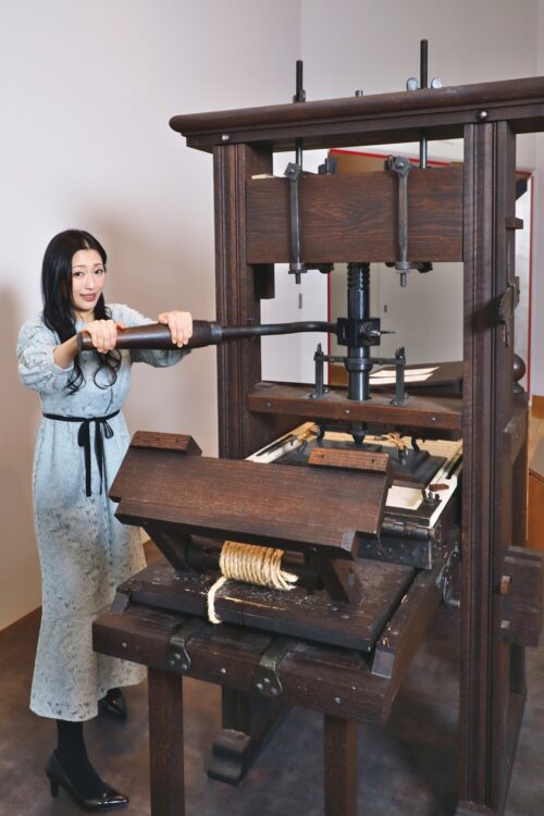 『木製手引き印刷機（複製）』原資料所蔵：プランタン・モレトゥス博物館（※印刷実演は現在休止中）
