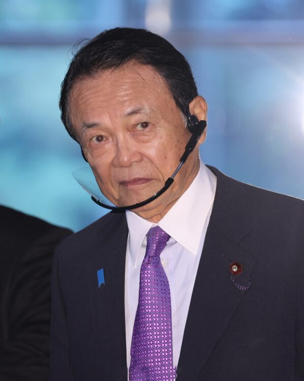 麻生太郎氏にどんな狙いが？（時事通信フォト）