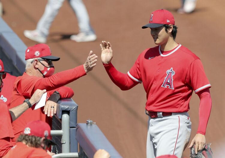 4月1日の開幕戦でサプライズもあるか！？（左からマドン監督、大谷翔平。写真／共同通信社）