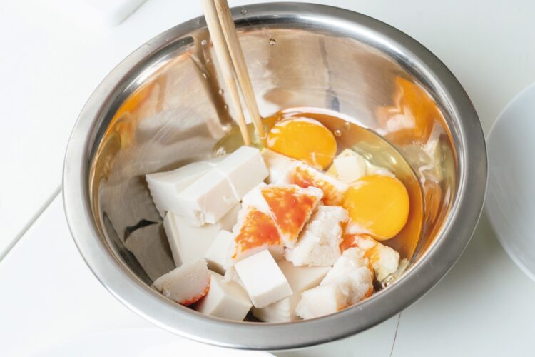 卵と豆腐を液状になるまでよくかき混ぜるのがポイント。したらばは手でちぎってもよい