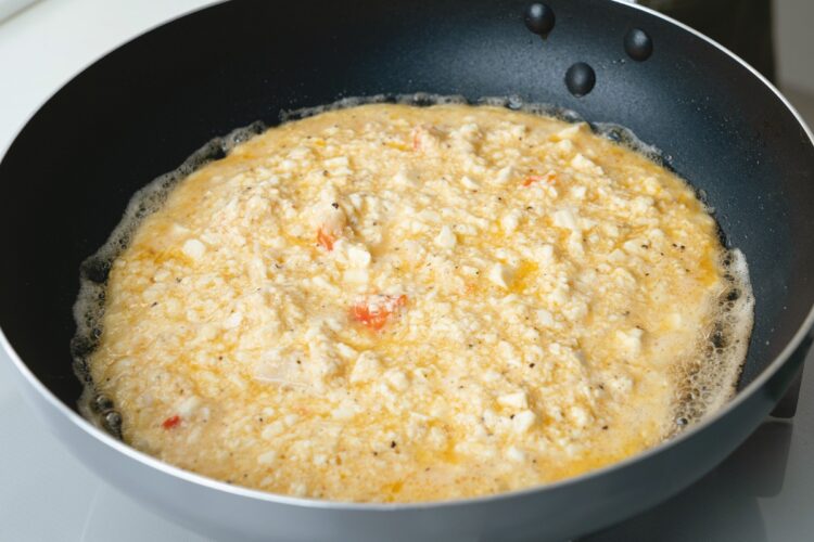 時々、下面の焼き具合をチェックし、焦げないように注意。焼き色がついたら折りたたむ