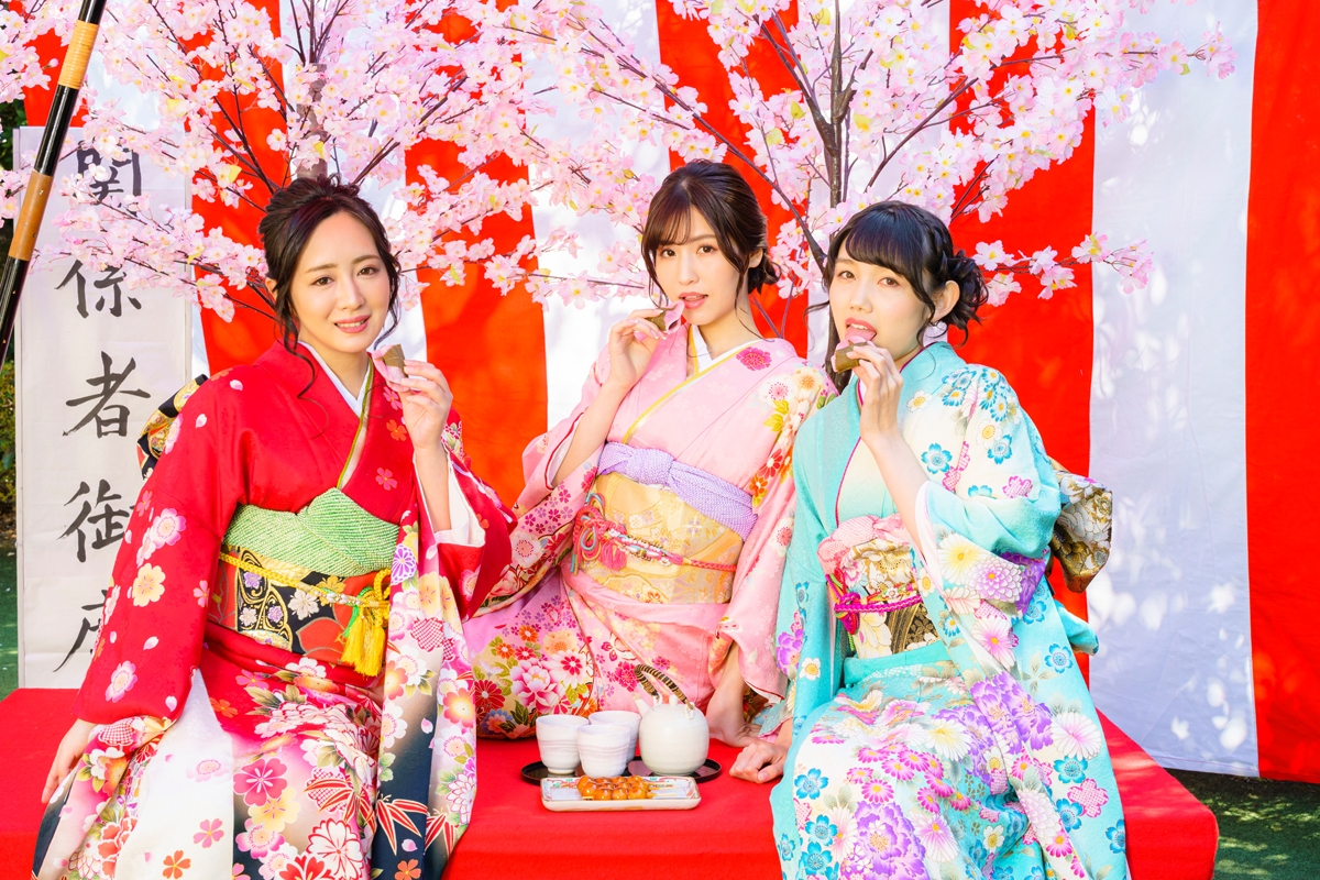 来年こそは大勢で…！ 美女3人のグラビア「さくらを見る会」｜NEWSポストセブン