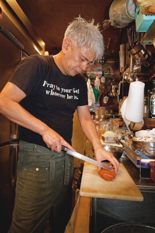 ルイ プリマの店主・高山栄一郎氏は、椿山荘で腕をふるっていた料理人。ビーフカツレツは重めの赤ワインとの相性が抜群