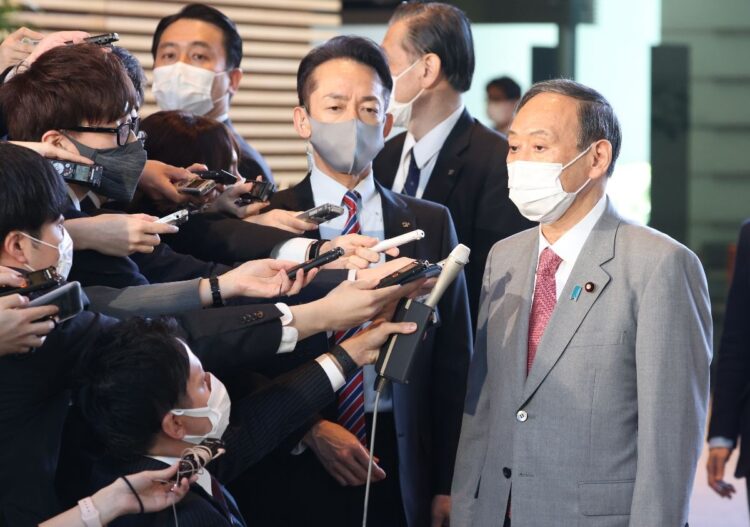 半年ぶりに安倍氏と会談した菅首相だったが、会談後には険しい表情だった（時事）