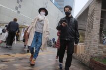 仲よく歩く中嶋親子