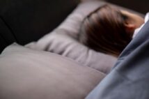 寝ている間に美肌&美髪に?美白&保湿成分を浸透させた枕カバーが登場