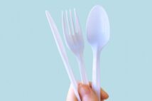スプーン有料化検討に困惑の声続々　「庶民いじめ」「次はプラ容器が標的？」