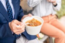 増える「路上食べ」に苦情の声が続々 飲食禁止張り紙に効果なくゴミ箱の周りは散乱