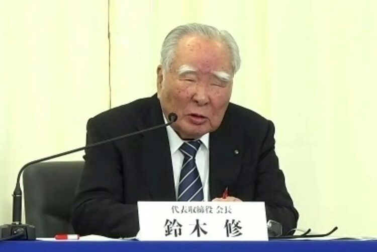オンライン会見で代表取締役からの引退を表明したスズキの鈴木修会長（時事通信フォト）
