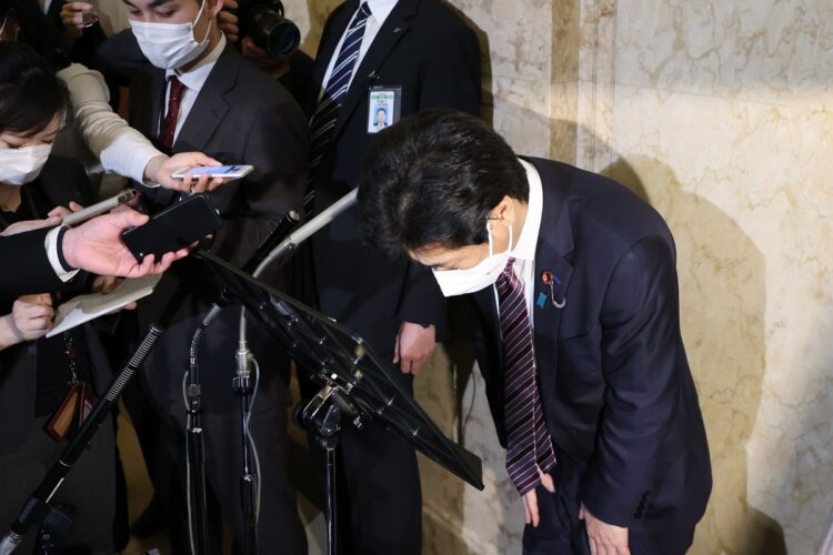 陳謝する田村憲久厚労相（写真／時事通信社）