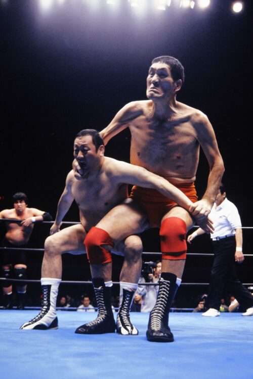 1998年、馬場最後の試合で河津落としを食らう渕（写真／AFLO）