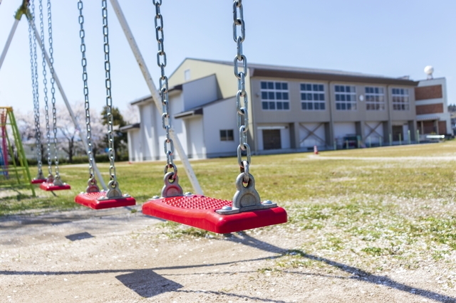 ブランコなどが小学校から撤去される背景は？（イメージ）