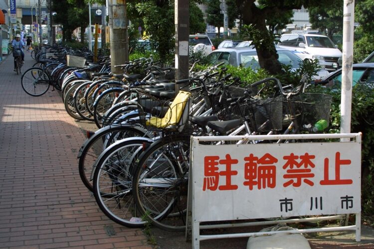2001年、千葉県市川市・行徳駅周辺では放置自転車に悩まされていた（イメージ、時事通信フォト）